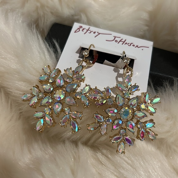 NEW! Betsey Johnson Snowflake Statement Earrings - Picture 4 of 8